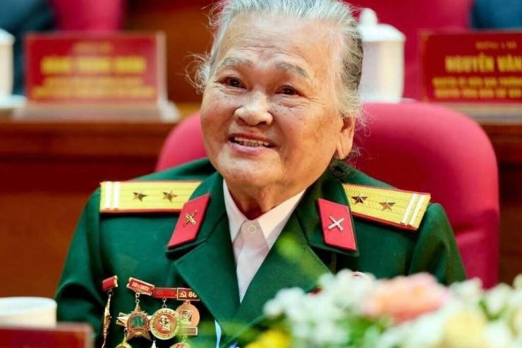 Anh h&ugrave;ng Ng&ocirc; Thị Tuyển tại lễ kỷ niệm 60 năm chiến thắng H&agrave;m Rồng, năm 2025. Ảnh: L&ecirc; Ho&agrave;ng