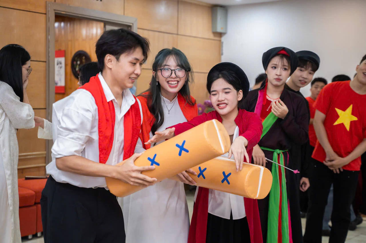Sinh vi&ecirc;n H&agrave;n Quốc h&agrave;o hứng tham gia c&aacute;c tr&ograve; chơi.