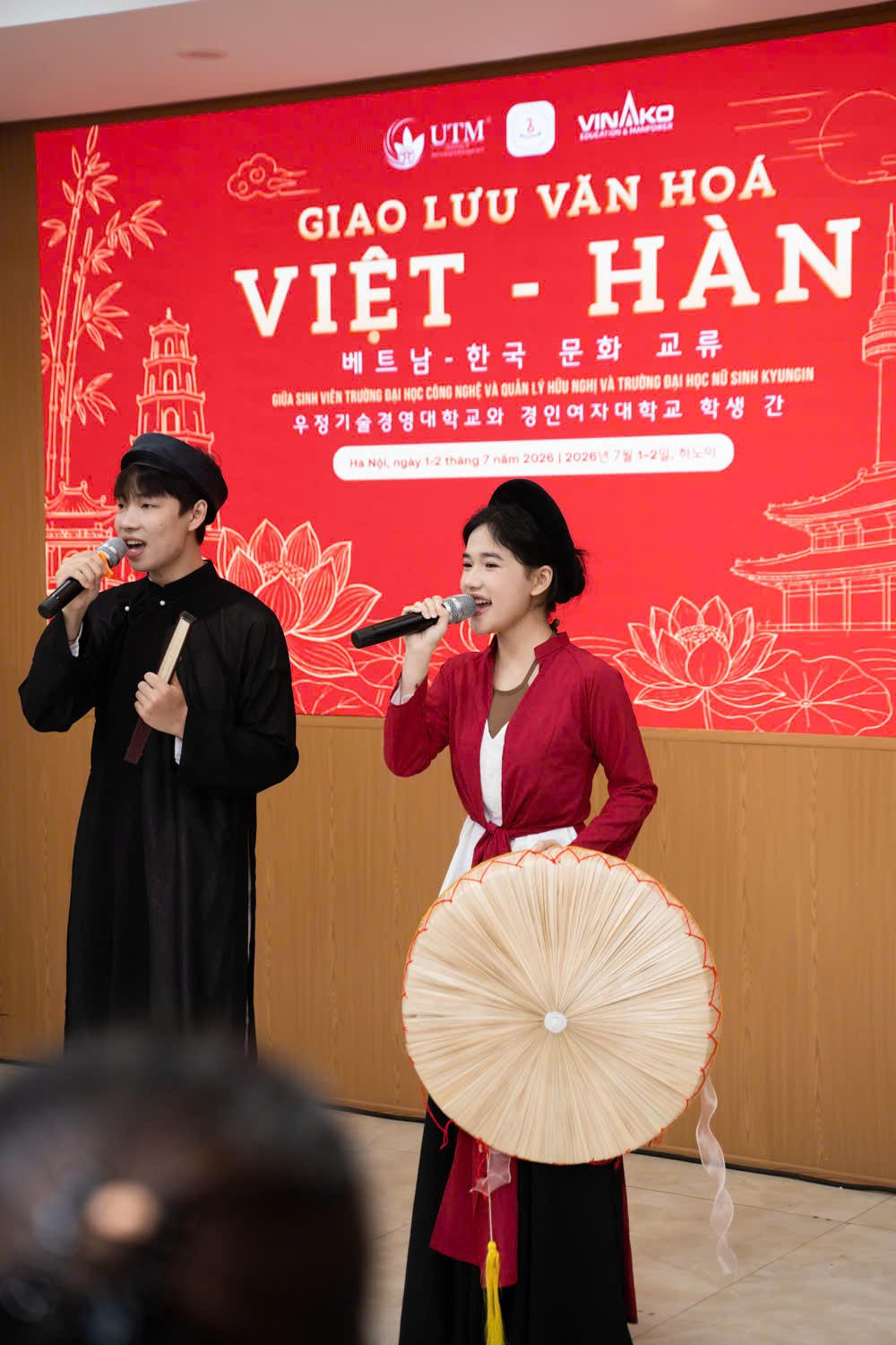 Sinh vi&ecirc;n UTM h&aacute;t d&acirc;n ca quan họ Bắc Ninh cho sinh vi&ecirc;n H&agrave;n Quốc thưởng thức.