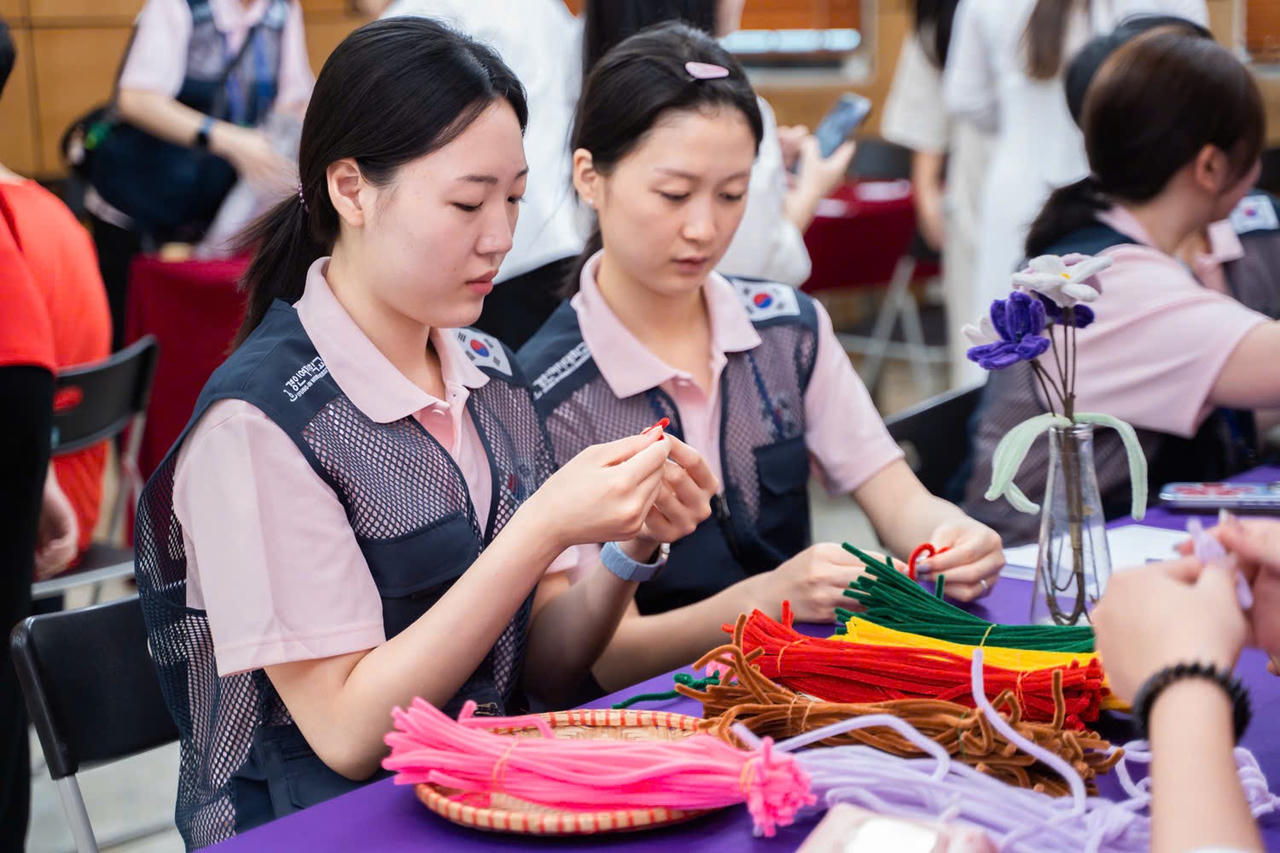 Sinh vi&ecirc;n H&agrave;n Quốc h&agrave;o hứng l&agrave;m đồ thủ c&ocirc;ng.