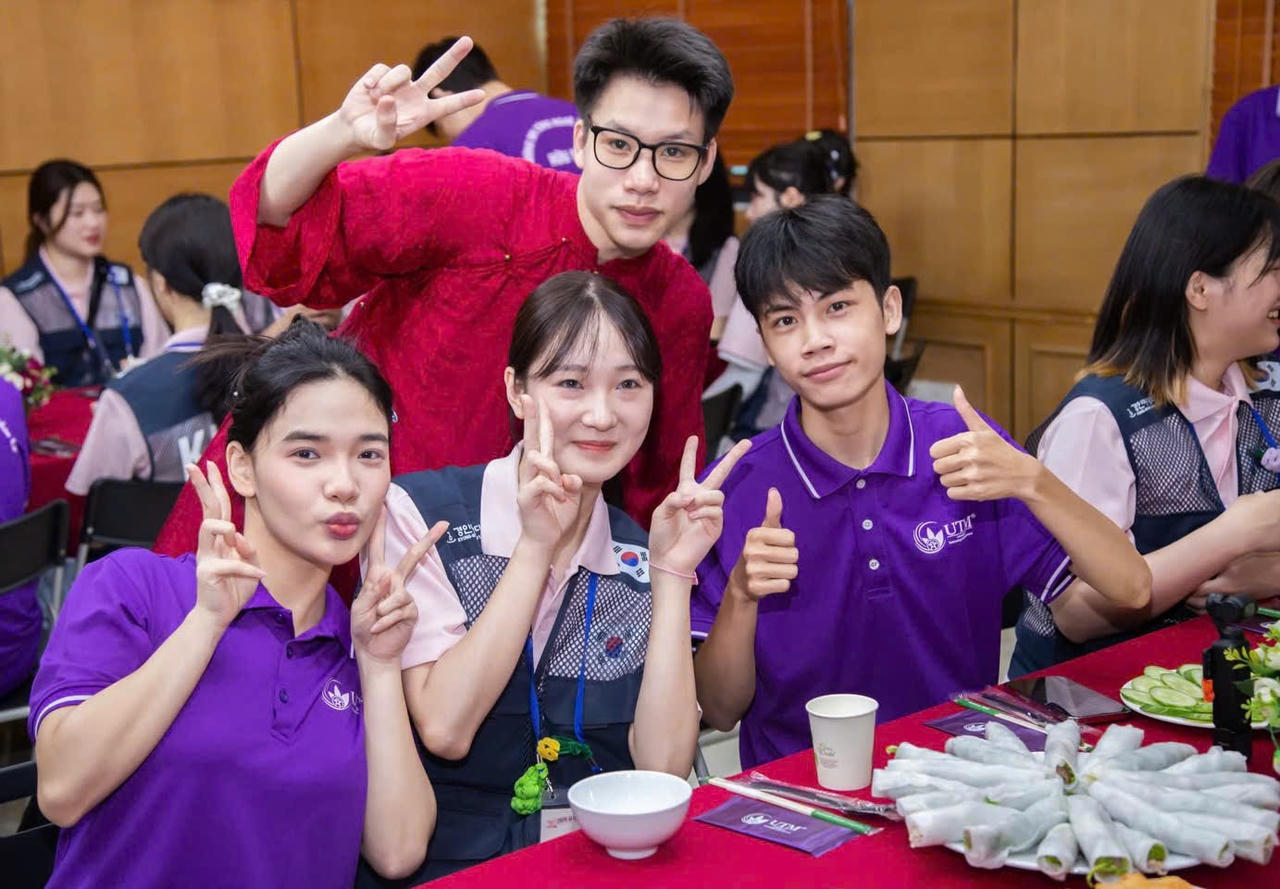 Sinh vi&ecirc;n UTM chụp ảnh lưu niệm c&ugrave;ng sinh vi&ecirc;n H&agrave;n Quốc.