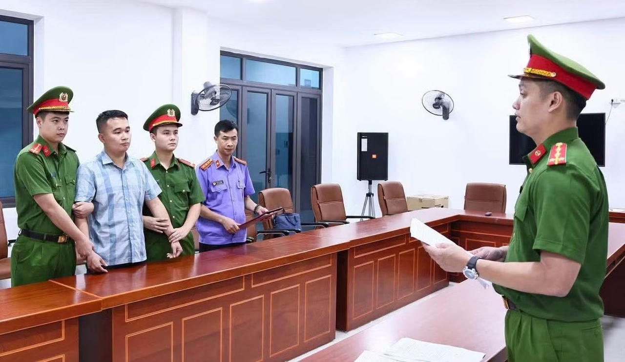 C&ocirc;ng an tỉnh Tuy&ecirc;n Quang thi h&agrave;nh lệnh giữ người khẩn cấp với một gi&aacute;o vi&ecirc;n li&ecirc;n quan đến kết quả kỳ thi tốt nghiệp THPT tr&ecirc;n địa b&agrave;n tỉnh.&nbsp;(Ảnh: CACC).