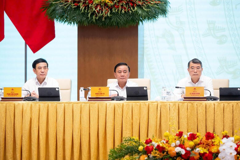 Thủ tướng L&ecirc; Minh Hưng, Thường trực Ban B&iacute; thư Trần Cẩm T&uacute;, Ph&oacute; Thủ tướng, Bộ trưởng Bộ Quốc ph&ograve;ng, Đại tướng Phan Văn Giang tại Hội nghị.