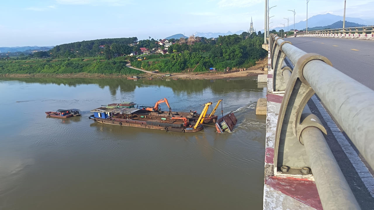 Tiến hành trục vớt 2 tàu chìm tại cầu Sông Lô