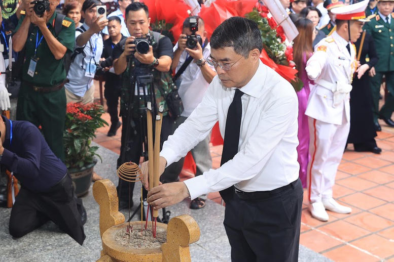 Thủ tướng L&ecirc; Minh Hưng: Bằng mọi gi&aacute;, phải nỗ lực, quyết t&acirc;m cao nhất để t&igrave;m kiếm, quy tập v&agrave; x&aacute;c định danh t&iacute;nh h&agrave;i cốt liệt sĩ- Ảnh 4.