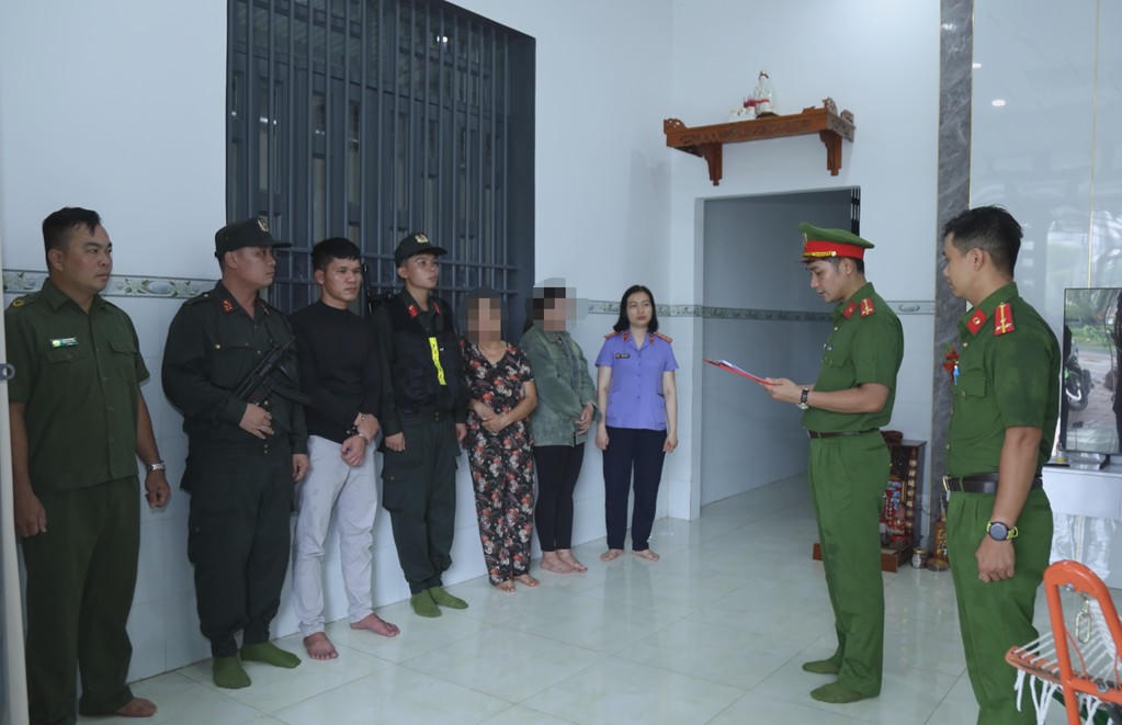 Đọc lệnh kh&aacute;m x&eacute;t nh&agrave; bị can Nguyễn Ho&agrave;ng Phong