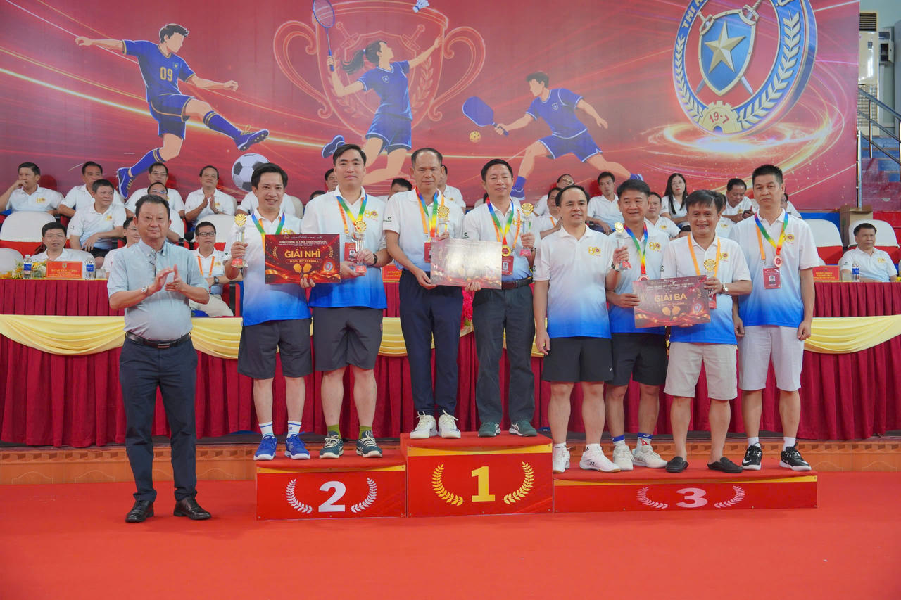 Trao thưởng cho c&aacute;c đội thi đấu giao hữu L&atilde;nh đạo m&ocirc;n pickleball