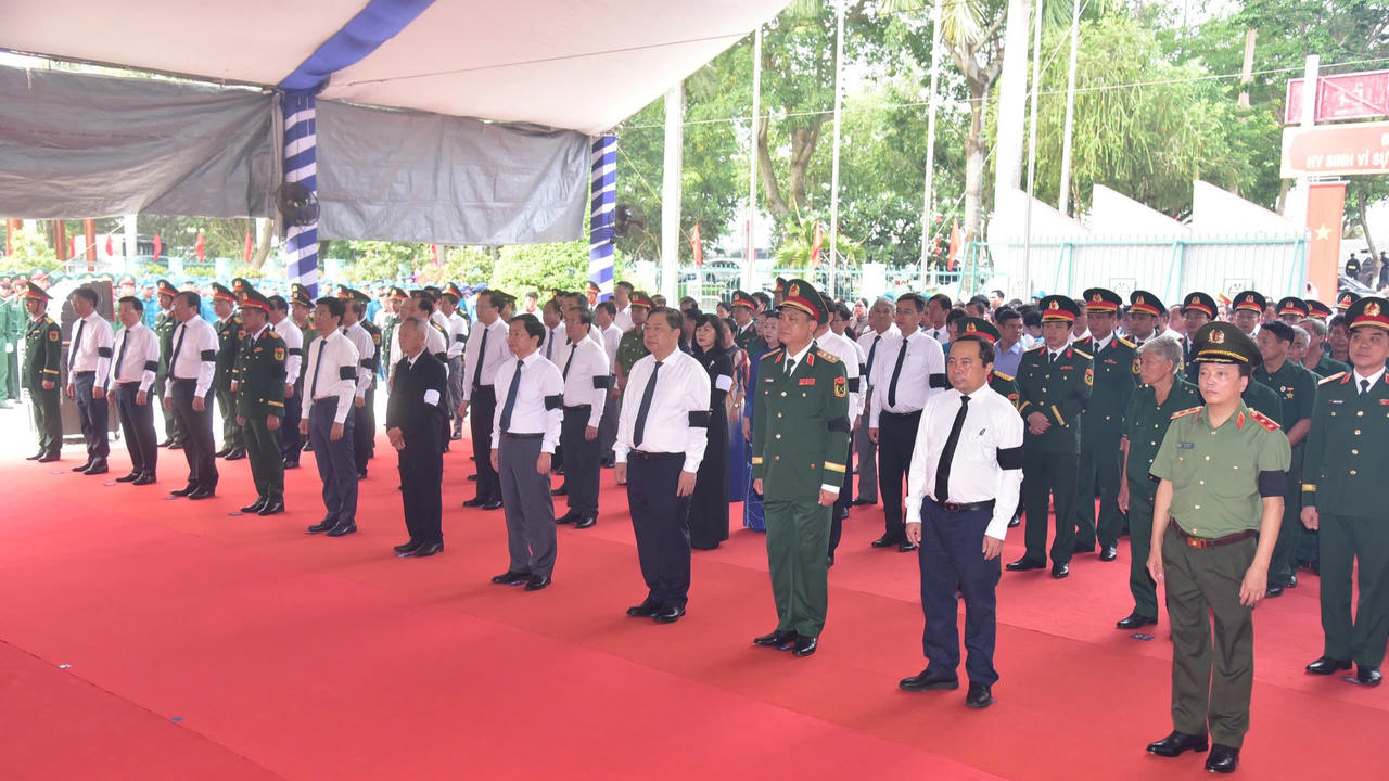 Đại biểu tham dự buổi lễ