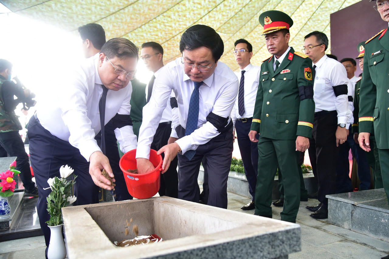 Tây Ninh truy điệu, an táng 173 hài cốt liệt sĩ quân tình nguyện hy sinh tại Campuchia