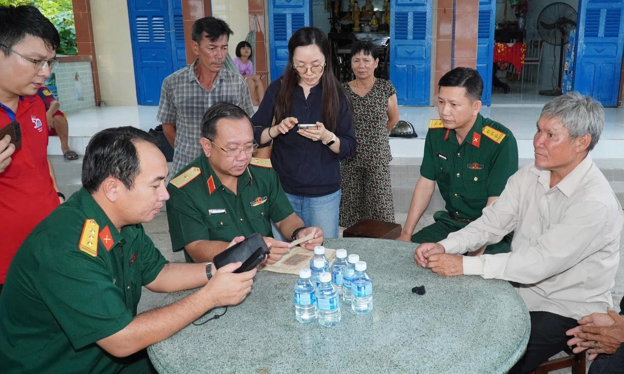 Thiếu tướng Nguyễn Th&agrave;nh Trung - Ch&iacute;nh ủy Bộ Tư lệnh TP HCM (ngồi giữa đeo k&iacute;nh) đang thu thập th&ocirc;ng tin nh&acirc;n th&acirc;n liệt sĩ Huỳnh Văn Qu&ecirc;n. (Ảnh: Bộ Tư lệnh TP HCM)
