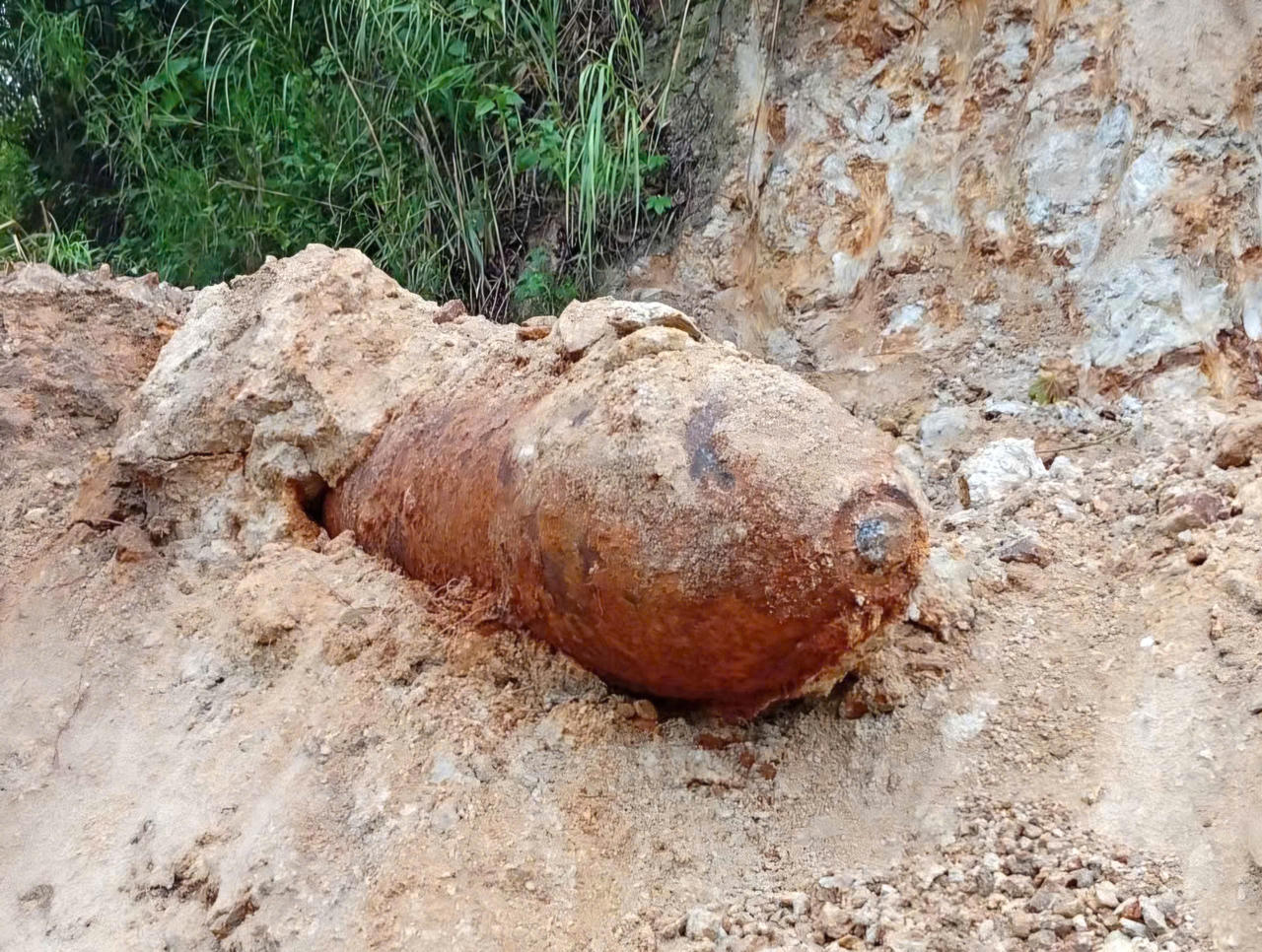 Quả bom c&oacute; trọng lượng ước khoảng 500kg