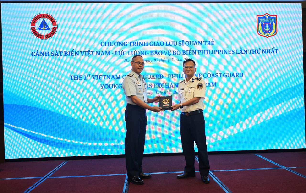 &nbsp;Thượng t&aacute; Phạm Nguy&ecirc;n Ph&uacute;, Ph&oacute; Tham mưu trưởng Bộ Tư lệnh V&ugrave;ng Cảnh s&aacute;t biển 2 tặng qu&agrave; lưu niệm Đại t&aacute; Alberto T. Ferre, Tham mưu trưởng Bộ Chỉ huy An to&agrave;n H&agrave;ng hải, Lực lượng Bảo vệ bờ biển Philippines