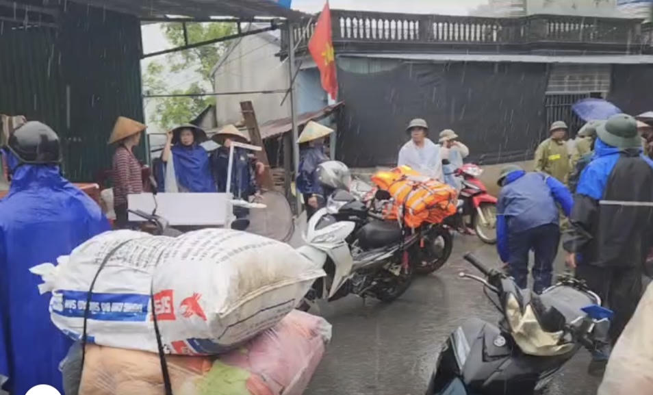 Đổ sập ngôi nhà 2 tầng xuống dòng nước lũ ở Lai Châu