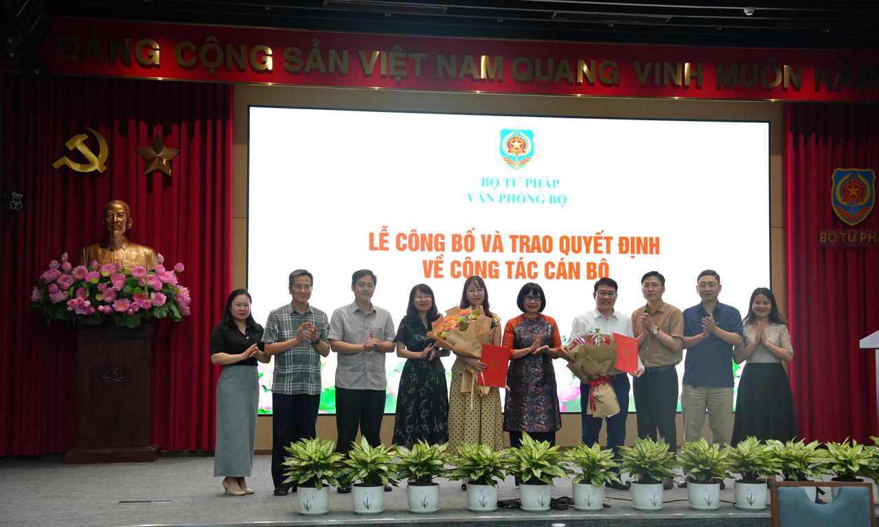 Thứ trưởng Đặng Ho&agrave;ng Oanh v&agrave; đại diện c&aacute;c đơn vị thuộc Bộ tặng hoa ch&uacute;c mừng c&aacute;c c&ocirc;ng chức vừa được bổ nhiệm.