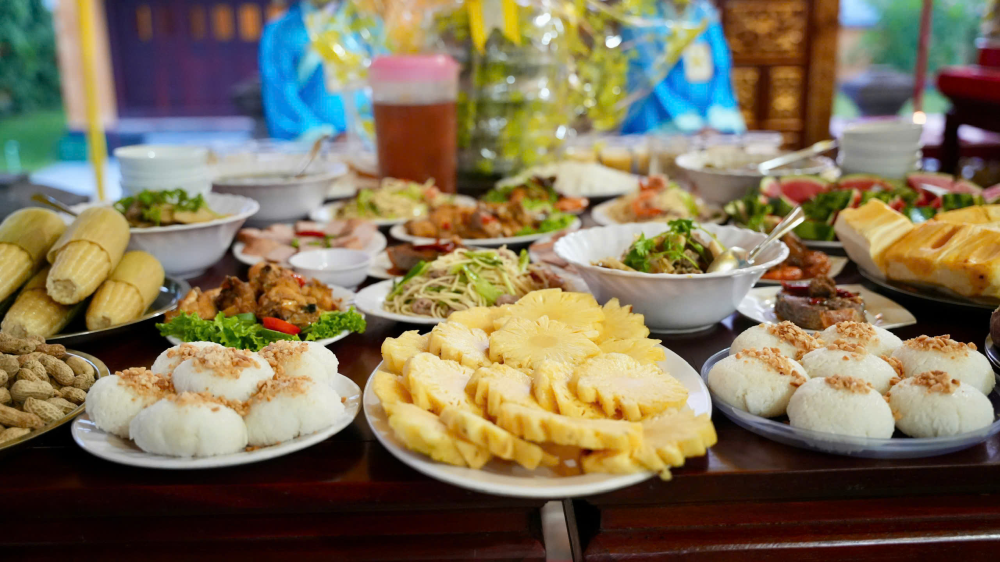 M&acirc;m cỗ b&agrave;y biện nhiều m&oacute;n ăn d&acirc;n d&atilde; như bắp luộc, ch&egrave;, tr&aacute;i c&acirc;y, ch&aacute;o th&aacute;nh, cơm vắt, muối...