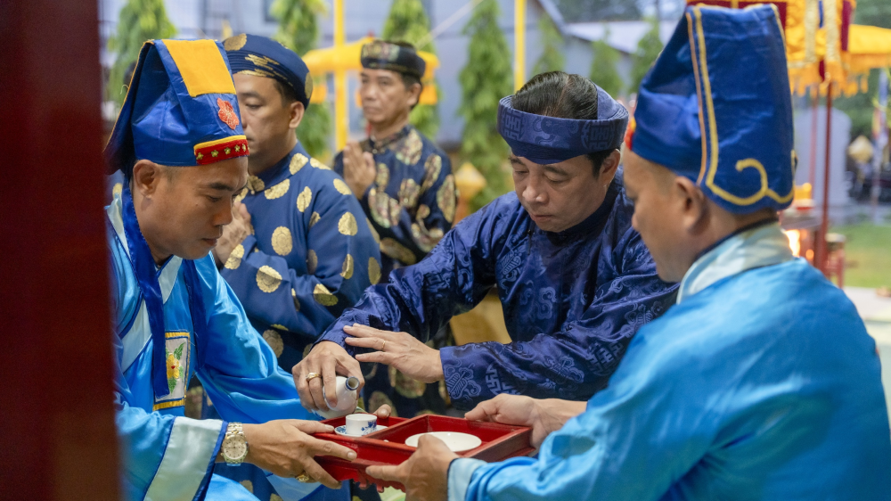 Chủ tịch UBND th&agrave;nh phố Nguyễn Khắc To&agrave;n thực hiện c&aacute;c nghi thức theo tr&igrave;nh tự tại buổi lễ