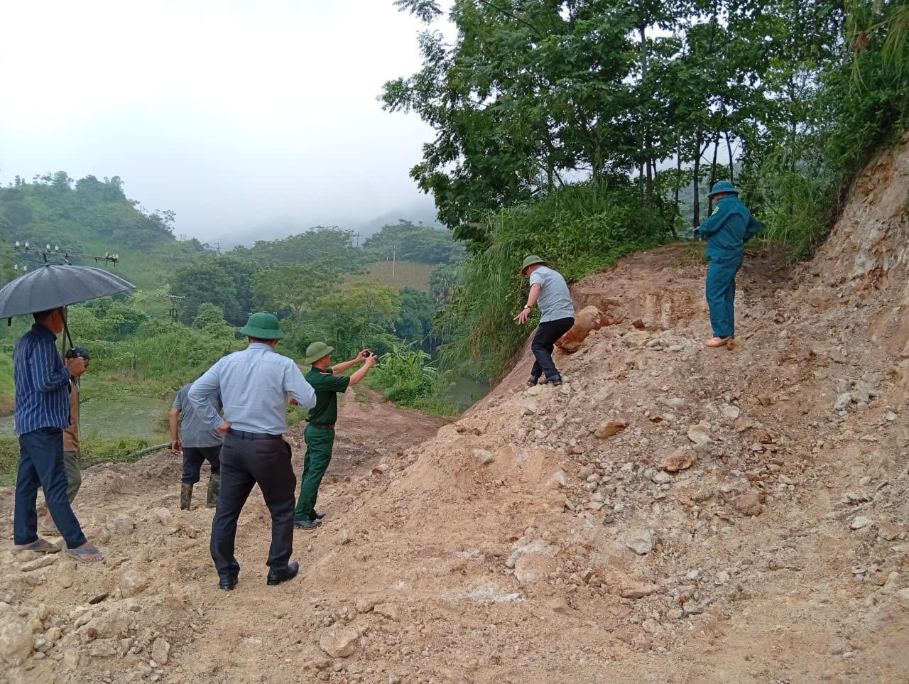 L&atilde;nh đạo địa phương c&ugrave;ng lực lượng chức năng đ&atilde; c&oacute; mặt tại hiện trường để chỉ đạo xử l&yacute;