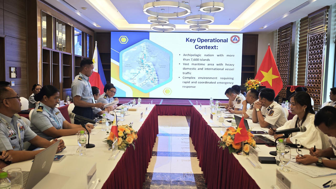 Sĩ quan trẻ Cảnh s&aacute;t biển Việt Nam v&agrave; Lực lượng Bảo vệ bờ biển Philippines trao đổi kinh nghiệm c&ocirc;ng t&aacute;c t&igrave;m kiếm cứu nạn v&agrave; ph&ograve;ng, chống khai th&aacute;c hải sản bất hợp ph&aacute;p, kh&ocirc;ng b&aacute;o c&aacute;o v&agrave; kh&ocirc;ng theo quy định (IUU)