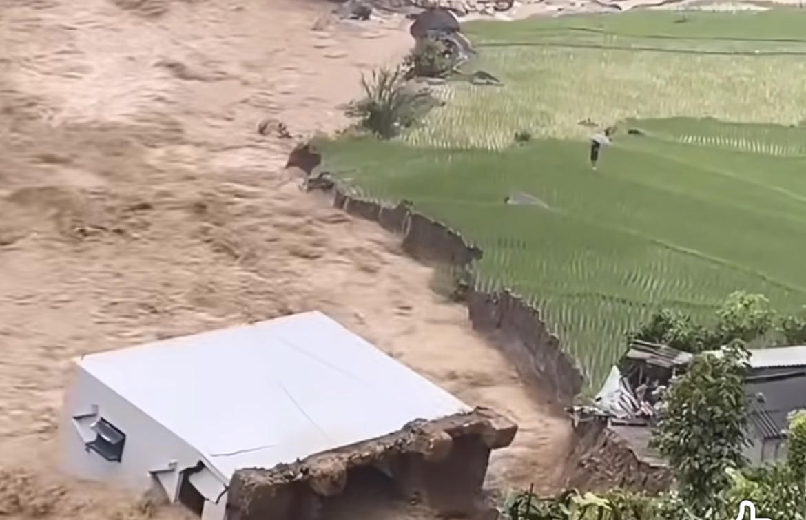 Ng&ocirc;i nh&agrave; 2 tầng đổ sập giữa d&ograve;ng nước lũ.