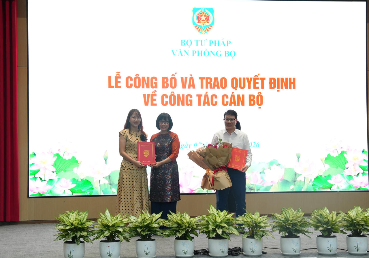 Thứ trưởng Đặng Ho&agrave;ng Oanh trao quyết định&nbsp;v&agrave; tặng hoa cho c&aacute;c c&aacute;n bộ vừa được điều động, bổ nhiệm c&ocirc;ng chức l&atilde;nh đạo.