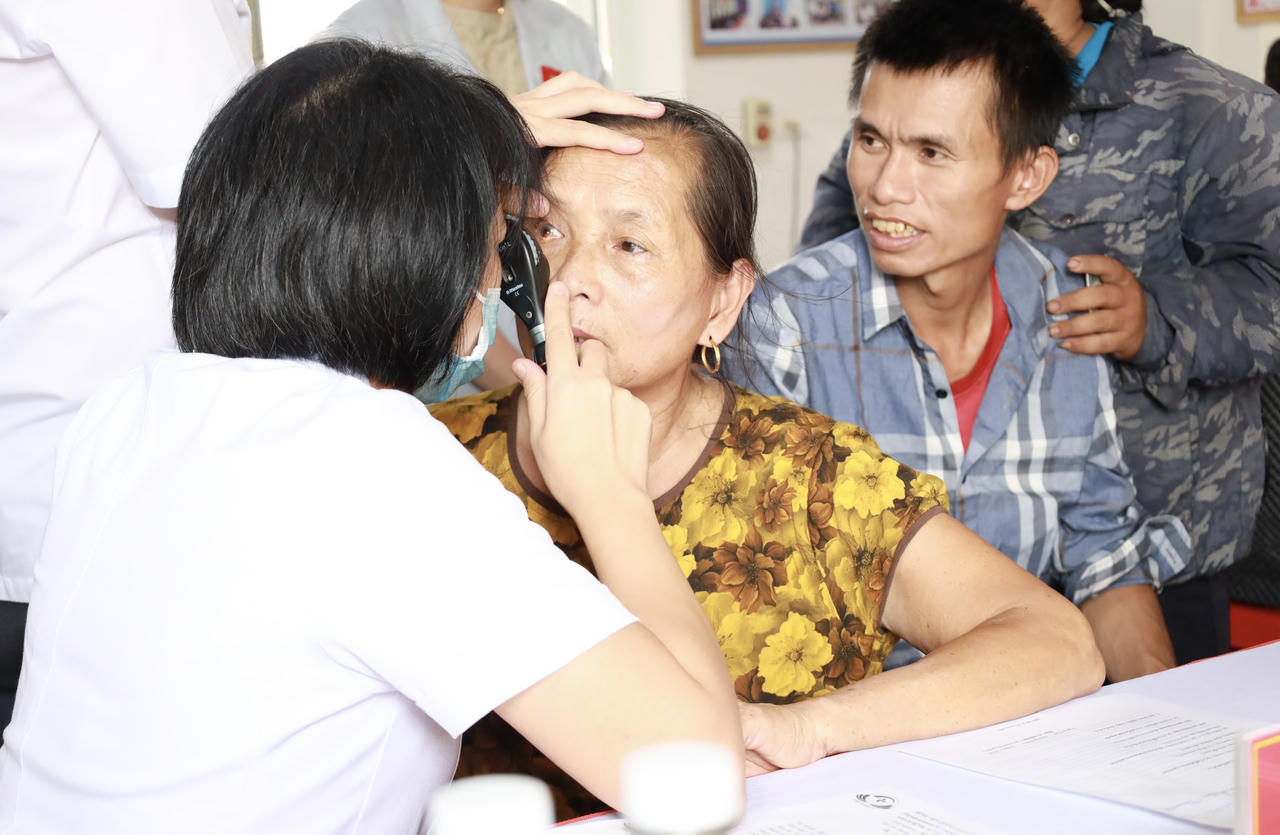 Khám, cấp thuốc miễn phí cho hơn 600 người dân vùng biên giới Việt - Lào