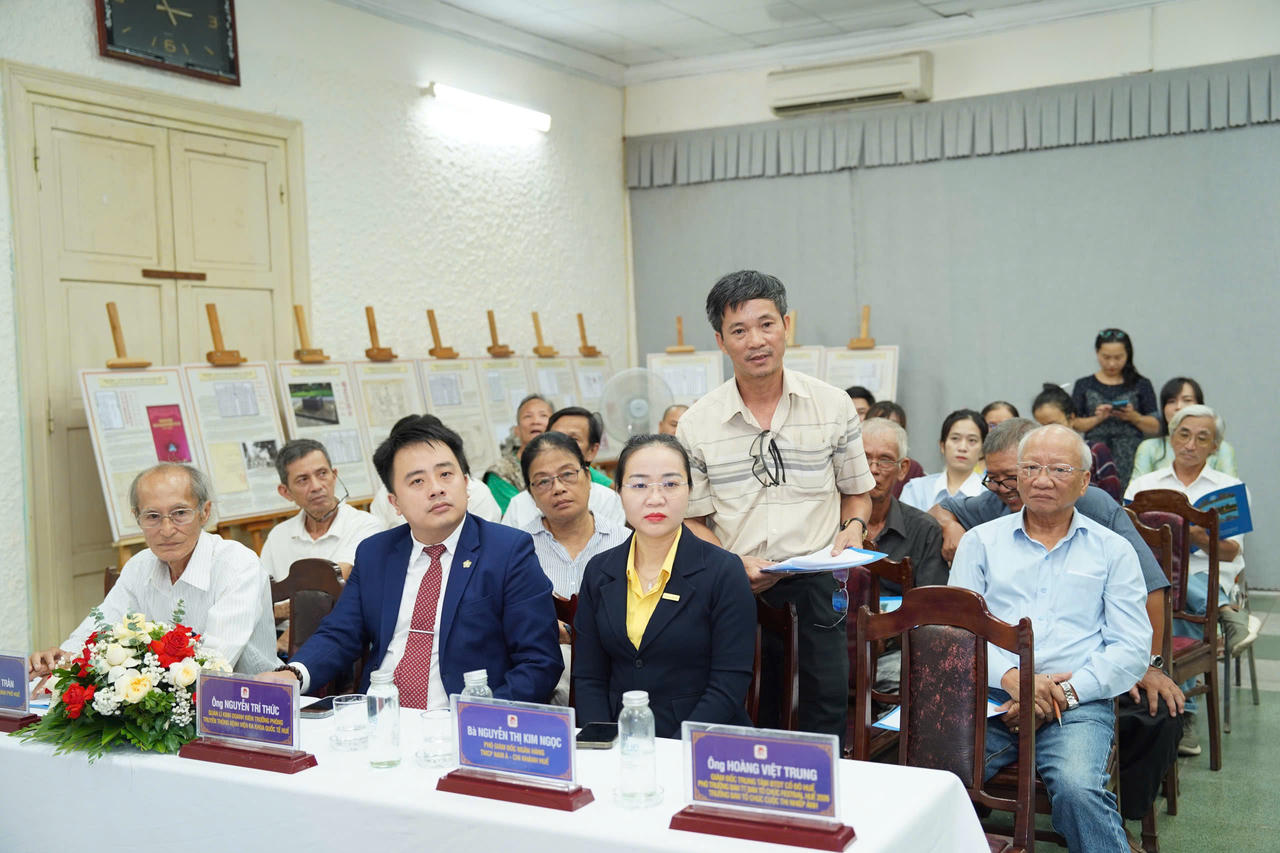 C&aacute;c nhiếp ảnh đặt c&acirc;u hỏi tại buổi họp b&aacute;o&nbsp;