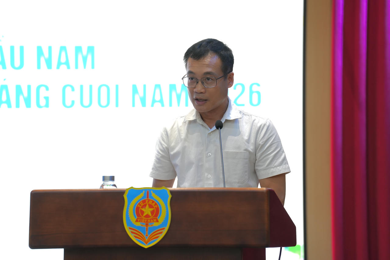 Ph&oacute; Tổng Bi&ecirc;n tập Trần Ngọc H&agrave; b&aacute;o c&aacute;o tại Hội nghị.