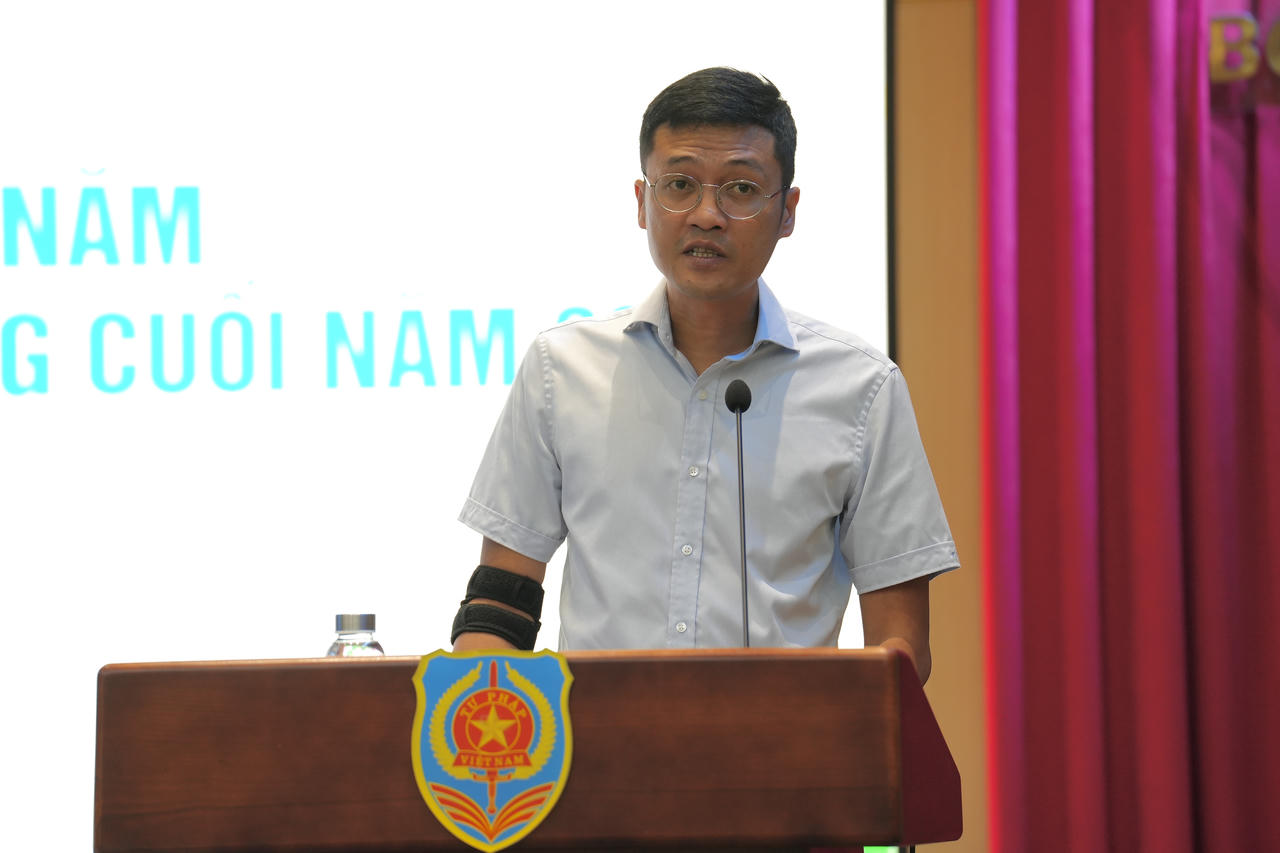 Ph&oacute; Tổng Bi&ecirc;n tập H&agrave; &Aacute;nh B&igrave;nh b&aacute;o c&aacute;o tại Hội nghị.