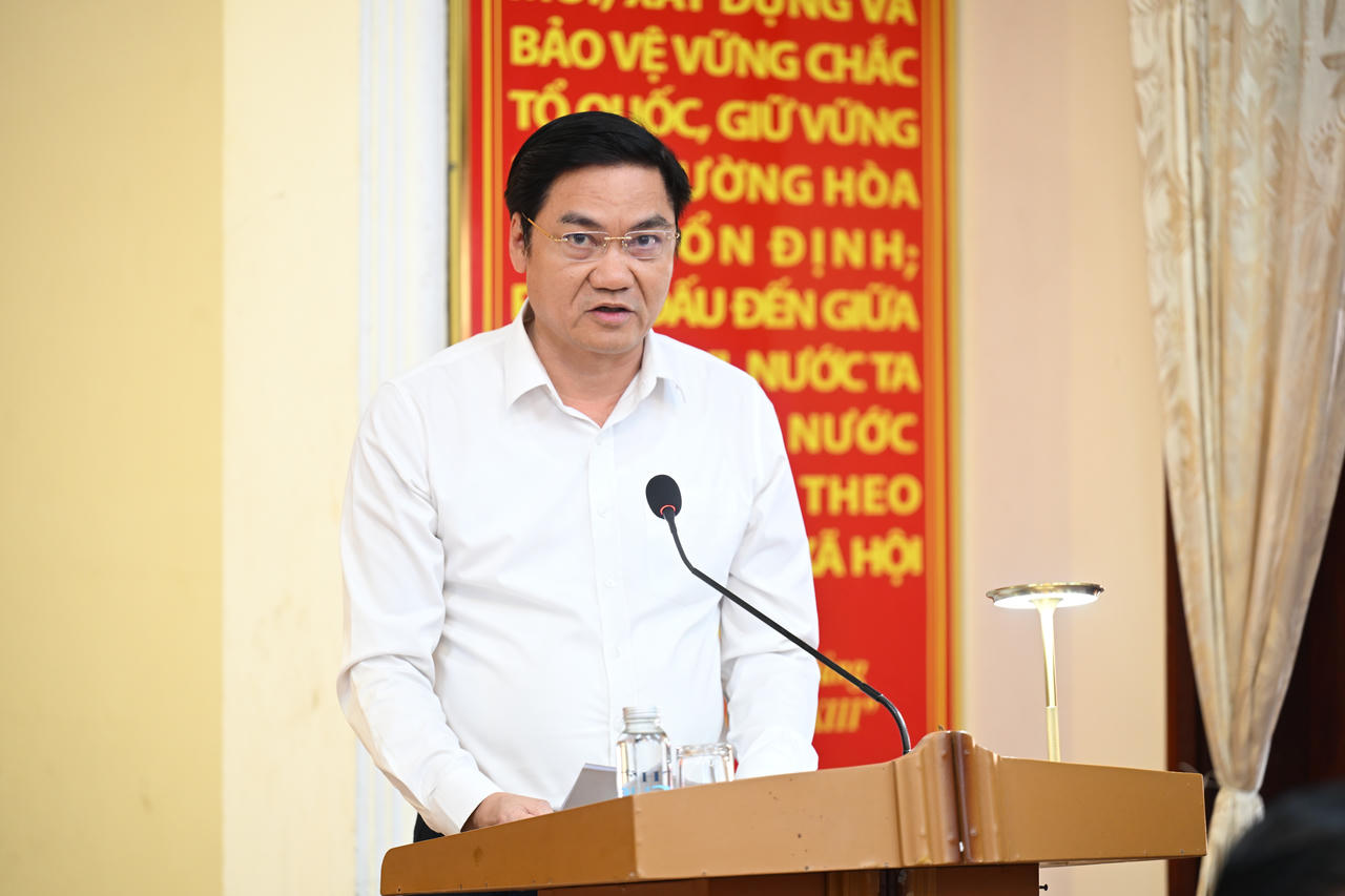 Đồng ch&iacute; Ho&agrave;ng Nghĩa Hiếu - Ph&oacute; B&iacute; thư Thường trực Tỉnh ủy, Chủ tịch HĐND tỉnh Nghệ An ph&aacute;t biểu tại buổi l&agrave;m việc.