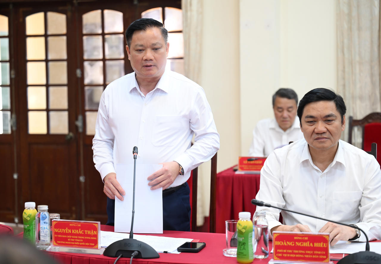 Đồng ch&iacute; Nguyễn Khắc Thận - Uỷ vi&ecirc;n Ban chấp h&agrave;nh Trung ương Đảng, B&iacute; thư Tỉnh uỷ Nghệ An ph&aacute;t biểu tại buổi l&agrave;m việc.