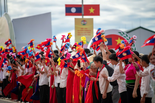 Đ&ocirc;ng đảo nh&acirc;n d&acirc;n c&oacute; mặt từ sớm để ch&agrave;o đ&oacute;n c&aacute;c đại biểu tham dự Chương tr&igrave;nh Giao lưu.