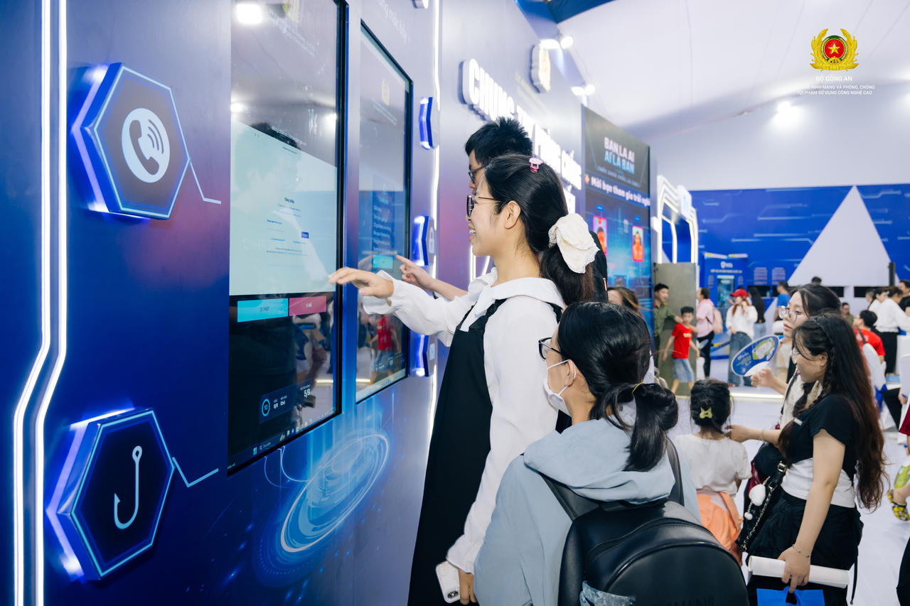 Triển lãm tương tác “Bức tường An ninh mạng” đang diễn ra tại phố đi bộ Hồ Gươm