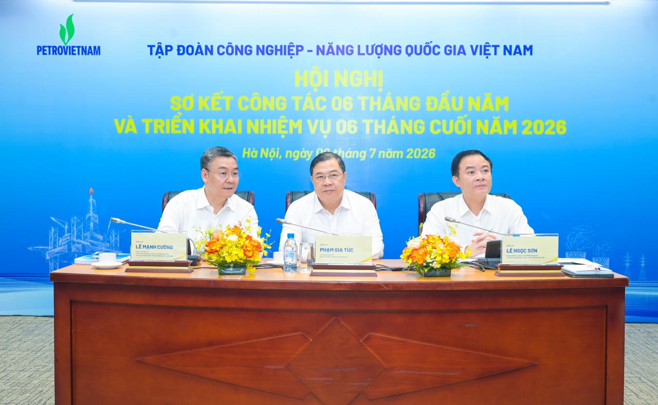Ph&oacute; Thủ tướng thường trực Phạm Gia T&uacute;c, Chủ tịch HĐTV Petrovietnam L&ecirc; Ngọc Sơn, Tổng Gi&aacute;m đốc Petrovietnam L&ecirc; Mạnh Cường chủ tr&igrave; Hội nghị.