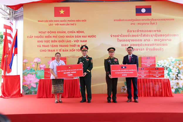 Đại tướng Phan Văn Giang v&agrave; Đại tướng Khamliang Outhakaysone cũng đ&atilde; tham quan hoạt động kh&aacute;m, chữa bệnh, cấp ph&aacute;t thuốc miễn ph&iacute; v&agrave; trao 50 con b&ograve; giống cho 50 hộ d&acirc;n c&oacute; ho&agrave;n cảnh kh&oacute; khăn khu vực bi&ecirc;n giới L&agrave;o.