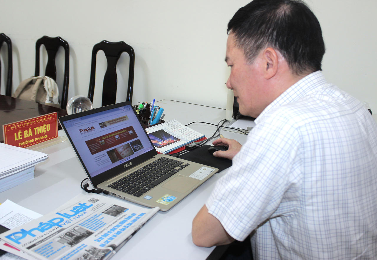 &Ocirc;ng L&ecirc; B&aacute; Thiệu: &ldquo;B&aacute;o PLVN đ&atilde; sớm th&iacute;ch ứng với xu thế khi ph&aacute;t triển đồng bộ c&aacute;c loại h&igrave;nh truyền th&ocirc;ng&rdquo;. (Ảnh: Thanh &Yacute;)