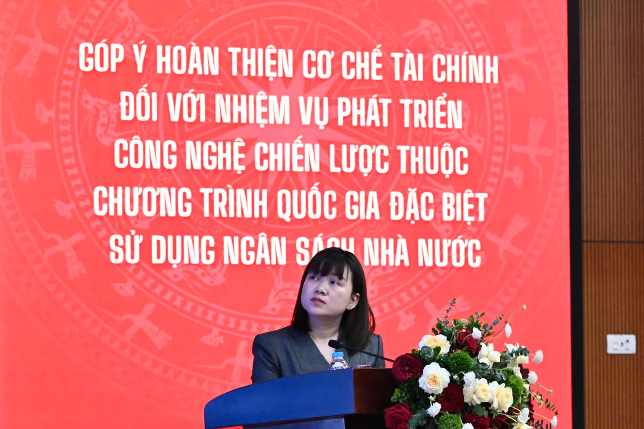 B&agrave; Nguyễn Thị Kim Th&agrave;nh, Kế to&aacute;n trưởng NAFOSTED giới thiệu nội dung Dự thảo Th&ocirc;ng tư quy định cơ chế t&agrave;i ch&iacute;nh đối với nhiệm vụ ph&aacute;t triển c&ocirc;ng nghệ chiến lược (Ảnh: MST)