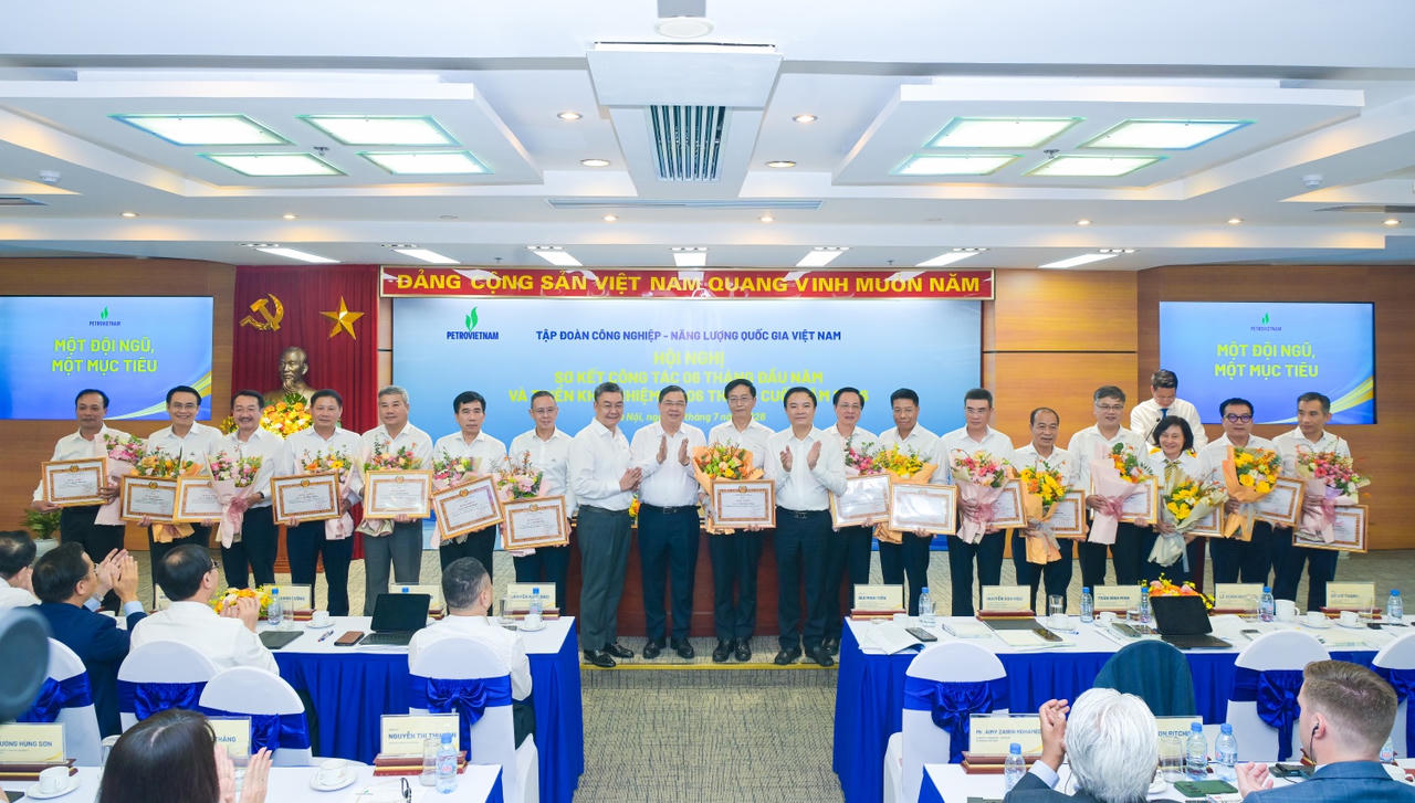 Đại diện c&aacute;c tổ chức Đảng, đảng vi&ecirc;n Petrovietnam nhận Bằng khen của Đảng ủy Ch&iacute;nh phủ về ho&agrave;n th&agrave;nh xuất sắc nhiệm vụ 5 năm li&ecirc;n tiếp (2021-2025).