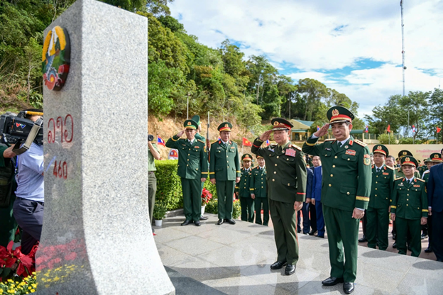 Đại tướng Phan Văn Giang v&agrave; Đại tướng Khamliang Outhakaysone ch&agrave;o cột mốc bi&ecirc;n giới.