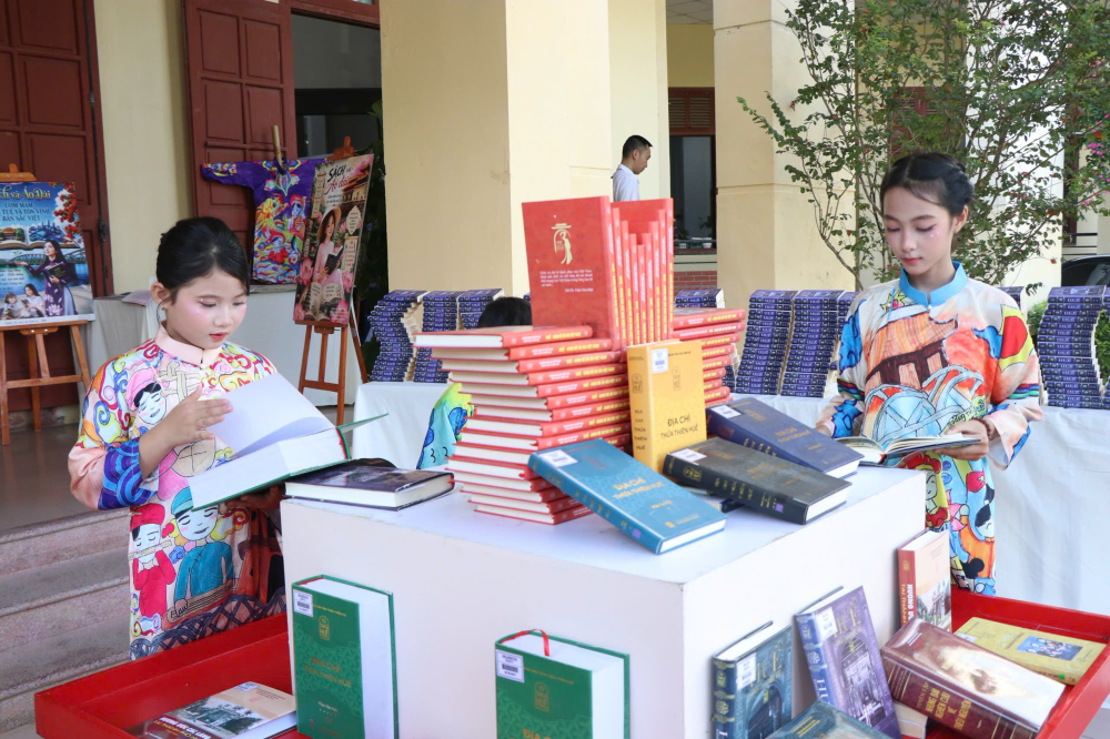 Học sinh đọc s&aacute;ch trưng b&agrave;y tại buổi triễn l&atilde;m.