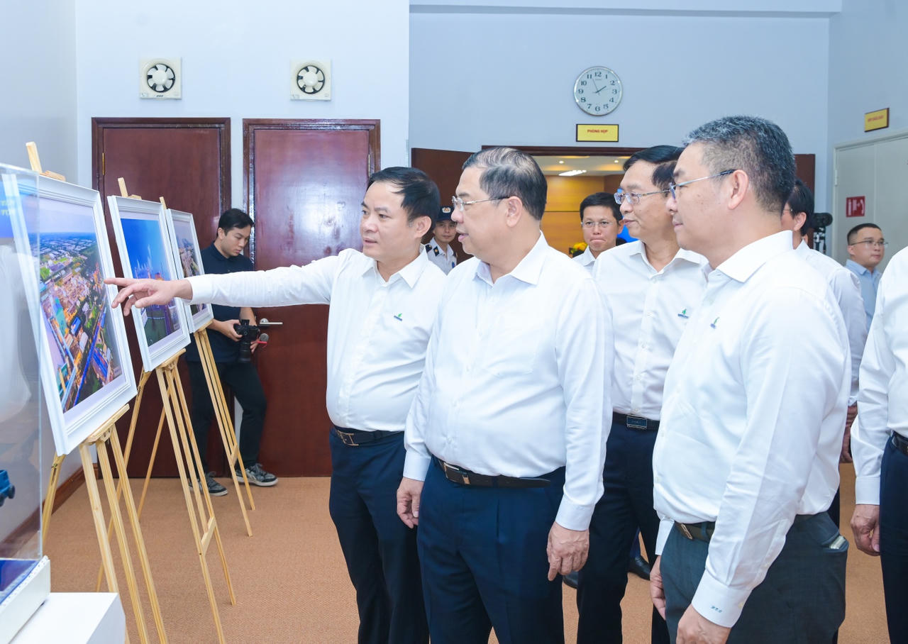 Chủ tịch HĐTV Petrovietnam L&ecirc; Ngọc Sơn giới thiệu với Ph&oacute; Thủ tướng Thường trực Phạm Gia T&uacute;c về những c&ocirc;ng tr&igrave;nh, dự &aacute;n nổi bật của Petrovietnam.