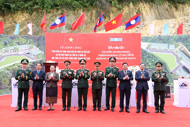 Đo&agrave;n đại biểu hai nước dự lễ khởi c&ocirc;ng c&ocirc;ng tr&igrave;nh Trạm phối hợp c&ocirc;ng t&aacute;c tại Đại đội Bi&ecirc;n ph&ograve;ng 252 - c&ocirc;ng tr&igrave;nh do Bộ Quốc ph&ograve;ng Việt Nam x&acirc;y tặng.