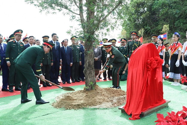 Đại tướng Phan Văn Giang v&agrave; Đại tướng Khamliang Outhakaysone trồng c&acirc;y hữu nghị trong khu&ocirc;n vi&ecirc;n cột mốc ph&iacute;a L&agrave;o.