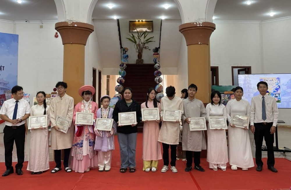 Trao chứng nhận, giải thưởng cho c&aacute;c t&aacute;c phẩm dự thi.