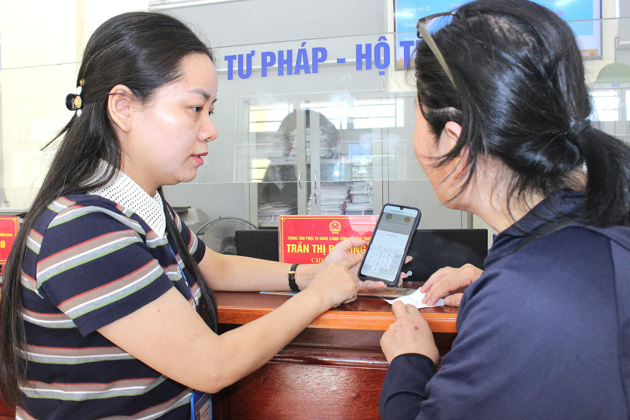 C&ocirc;ng chức Tư ph&aacute;p Trần Thị Phương Mai: &ldquo;B&aacute;o PLVN ng&agrave;y c&agrave;ng đến gần hơn với đời sống&rdquo;.