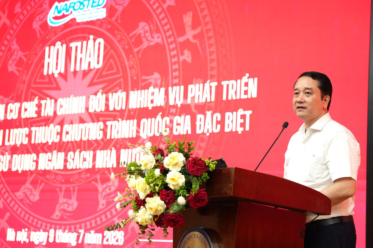 Gi&aacute;m đốc NAFOSTED Đ&agrave;o Ngọc Chiến ph&aacute;t biểu khai mạc (Ảnh: MST)