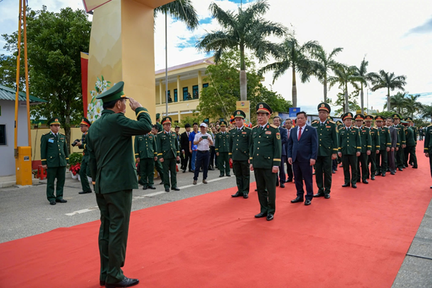 Lễ đ&oacute;n Đại tướng Phan Văn Giang v&agrave; đo&agrave;n đại biểu cấp cao Bộ Quốc ph&ograve;ng Việt Nam được tổ chức trang trọng tại cửa khẩu Nặm - On của nước CHDCND L&agrave;o.