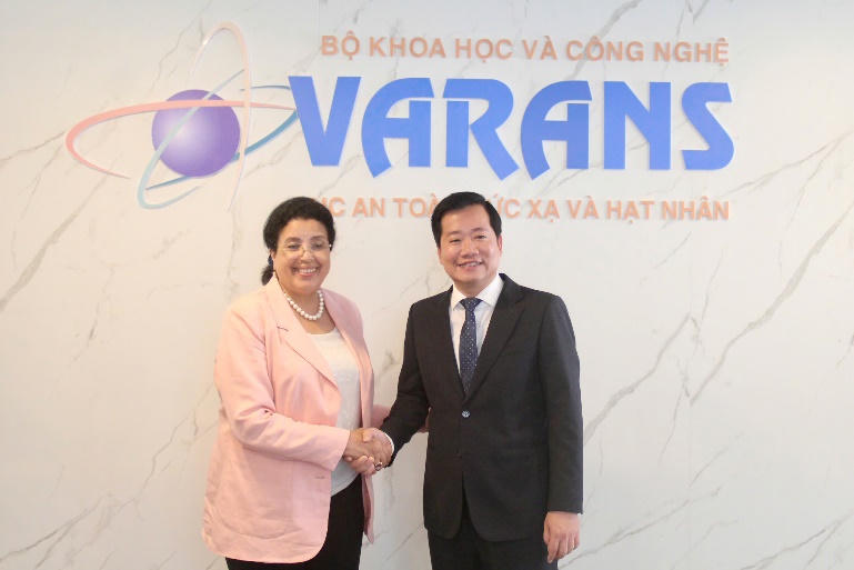 Ph&oacute; Tổng Gi&aacute;m đốc IAEA Najat Mokhtar v&agrave; Cục trưởng Nguyễn Ho&agrave;ng Linh (Ảnh: MST)