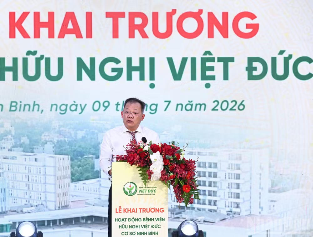 PGS.TS Dương Đức H&ugrave;ng - B&iacute; thư Đảng ủy, Gi&aacute;m đốc Bệnh viện Hữu nghị Việt Đức ph&aacute;t biểu tại lễ khai trương cơ sở Ninh B&igrave;nh.