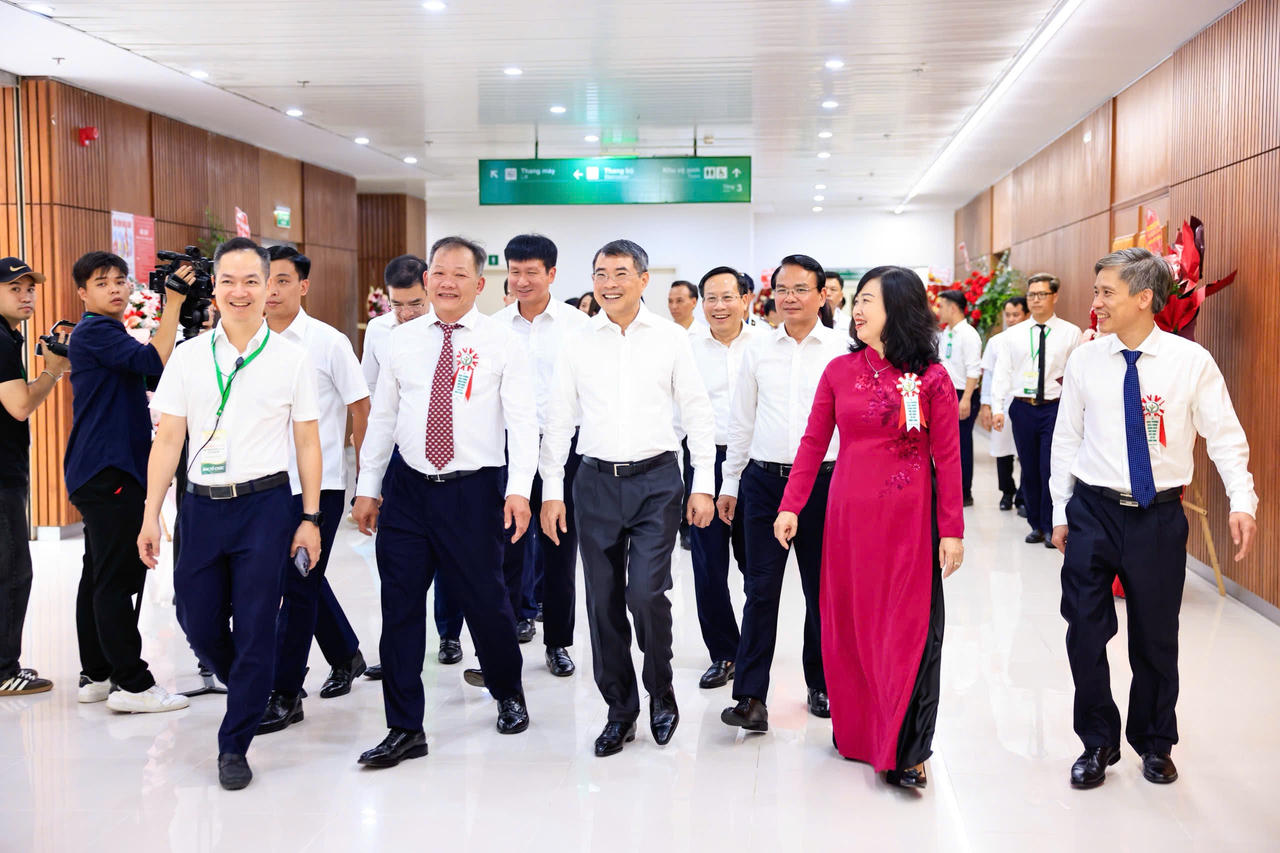 Thủ tướng L&ecirc; Minh Hưng thăm&nbsp;Bệnh viện Việt Đức&nbsp;cơ sở Ninh B&igrave;nh