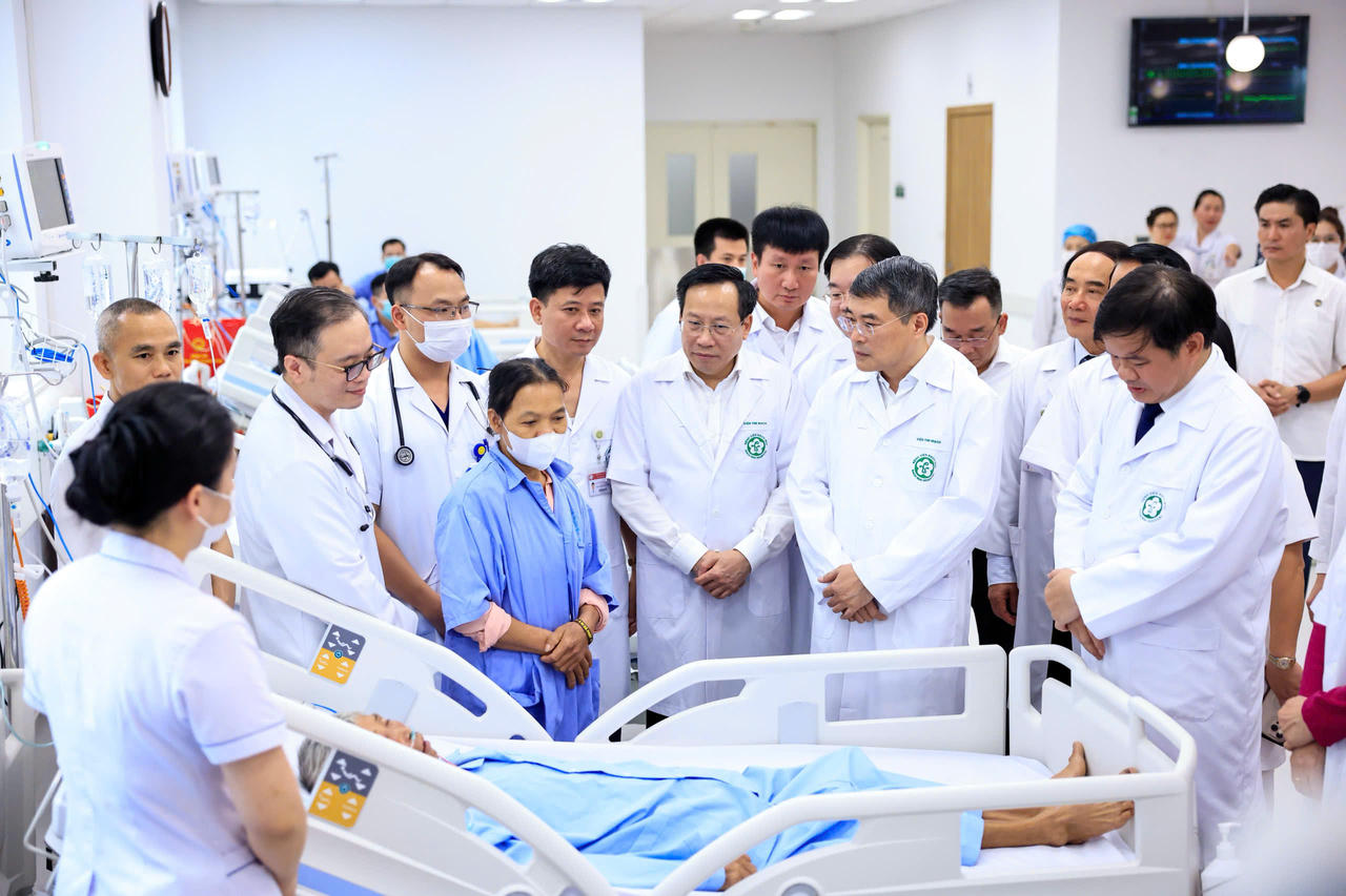 Thủ tướng thăm hỏi, tặng qu&agrave; c&aacute;c bệnh nh&acirc;n đang điều trị tại Bệnh viện Việt Đức.